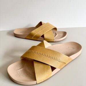 Olukai Kipe'a 'Olu Leather Slide Sandals Women's Size 9 Golden Harvest / Sand